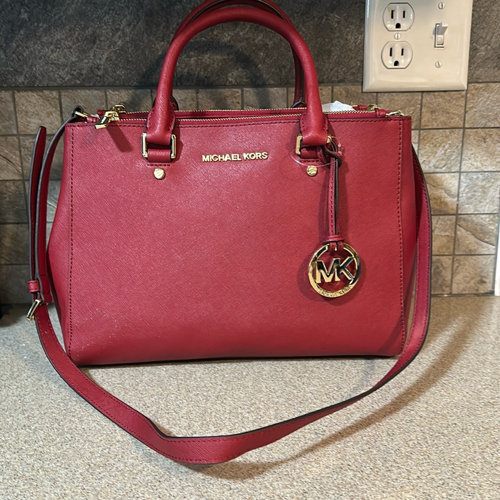 Brand new Michael Kors bag. Size 12in length 9in height